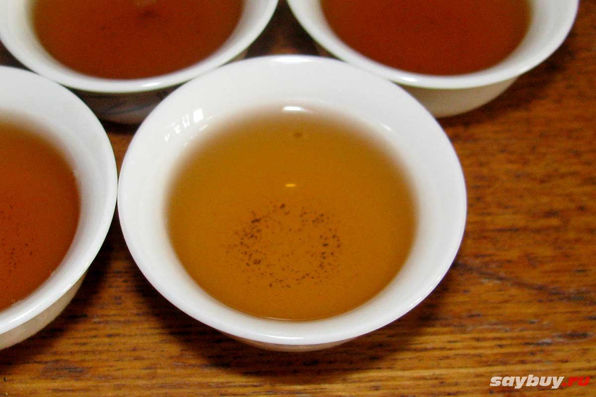 Черный чай с золотой плесенью 2012 года - осадок чайной пыли.