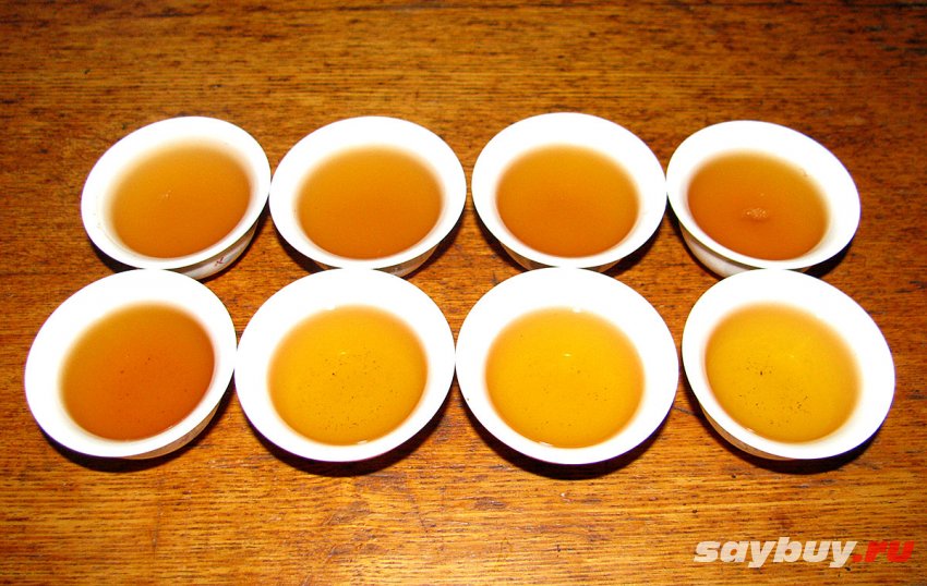 Шен Пуэр от CaiCheng в колонне - приготовленный чай